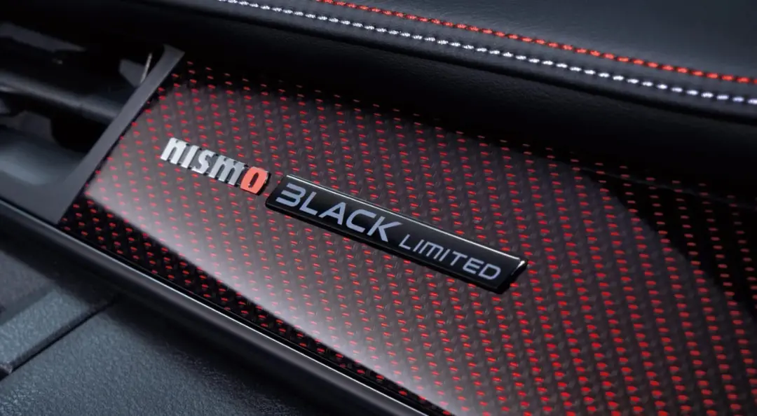 پنل تزئینی با نشان نیسمو (Nismo) Black Limited در کابین خودرو