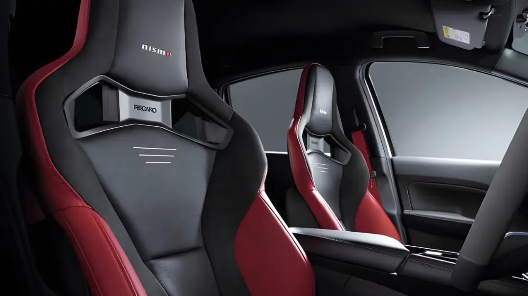صندلی‌های اسپرت قرمز و مشکی برند RECARO (Recaro) در کابین خودروی نیسان