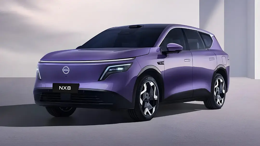 خودروی برقی نیسان (Nissan) مدل NX8 با رنگ بنفش در استودیو