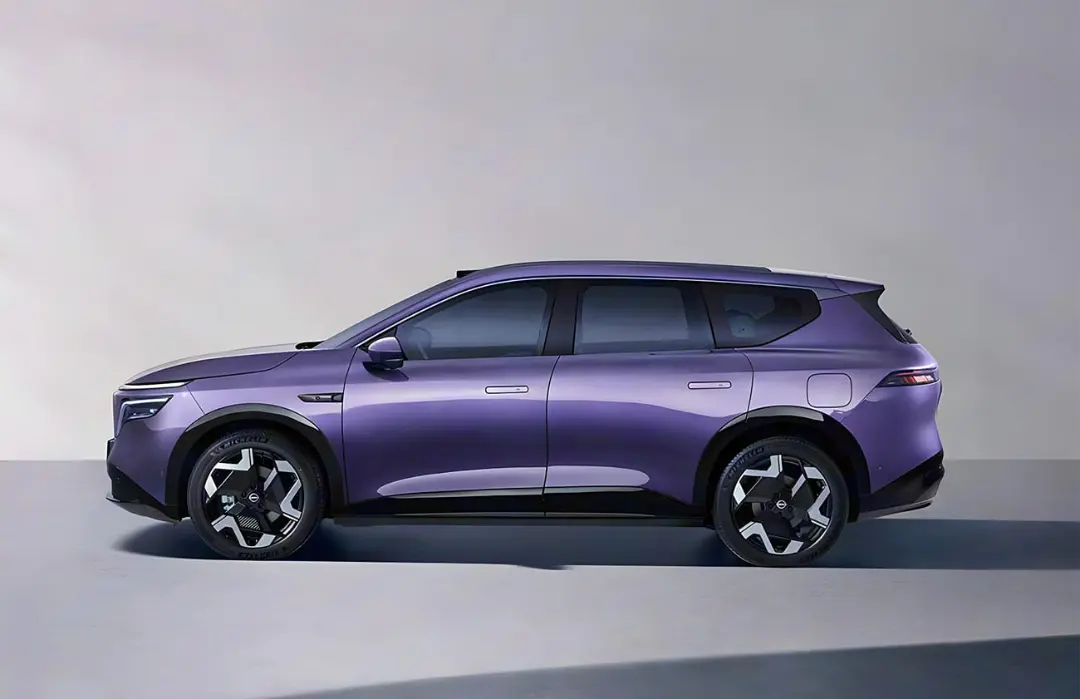 خودرو نیسان NX8 (Nissan NX8) با رنگ بنفش در نمای جانبی
