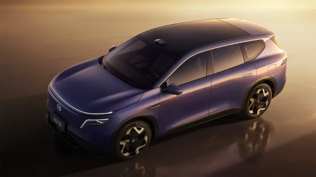 خودرو کراس‌اوور نیسان NX8 (Nissan NX8) با رنگ آبی متالیک در فضای باز