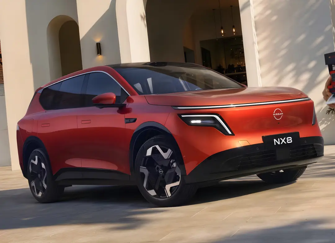 خودروی نارنجی رنگ نیسان (Nissan) NX8 در نمای سه چهارم جلو