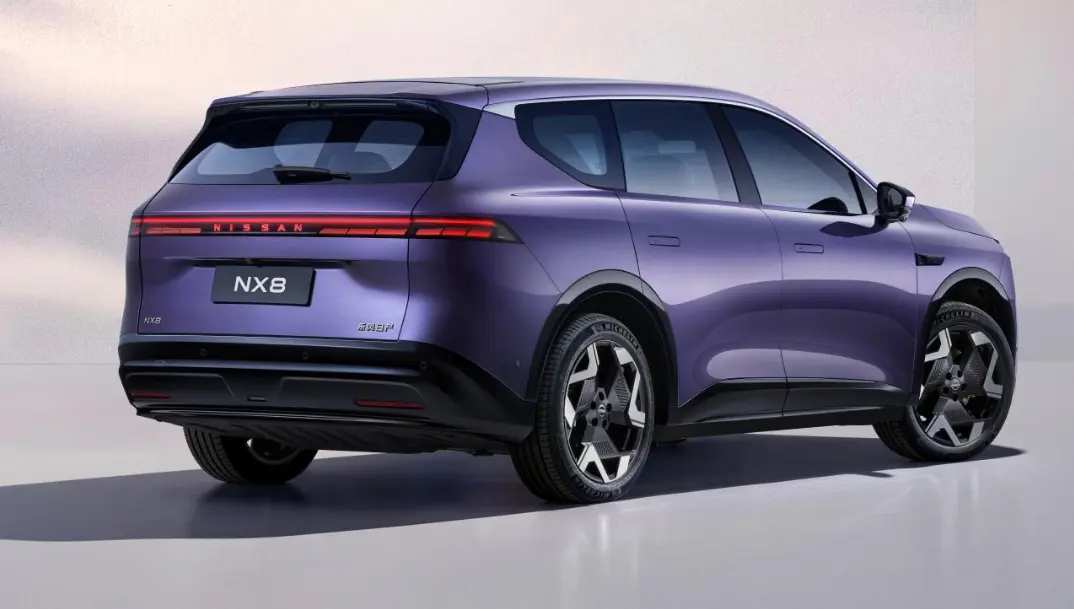 شاسی‌بلند نیسان NX8 (Nissan NX8) با رنگ بنفش در نمای سه چهارم عقب