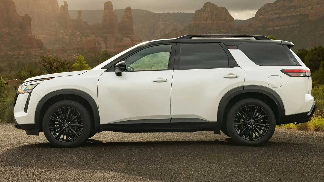 خودروی سفید نیسان پت‌فایندر (Nissan Pathfinder) در یک مسیر کوهستانی