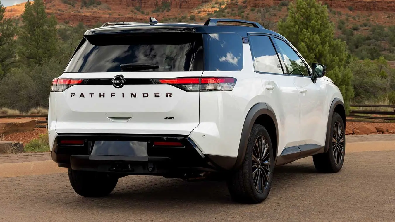 خودرو نیسان پت‌فایندر (Nissan Pathfinder) سفید در یک مسیر خاکی