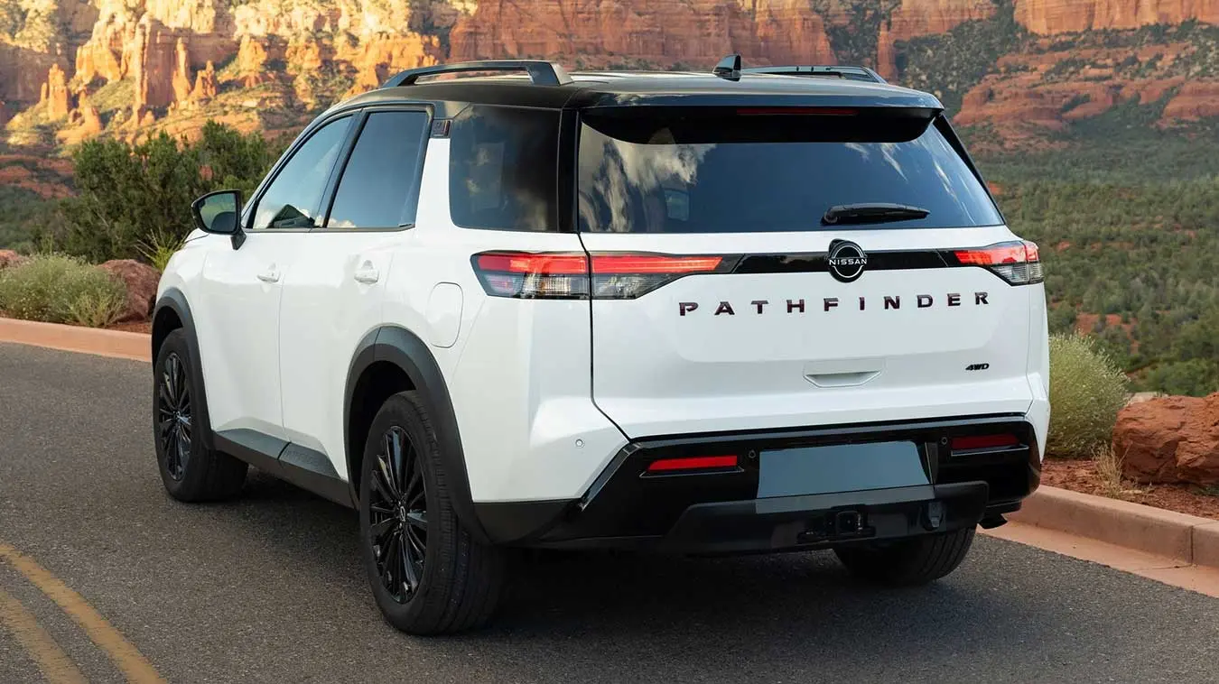 خودرو نیسان پت‌فایندر (Nissan Pathfinder) سفید در جاده‌ای کوهستانی