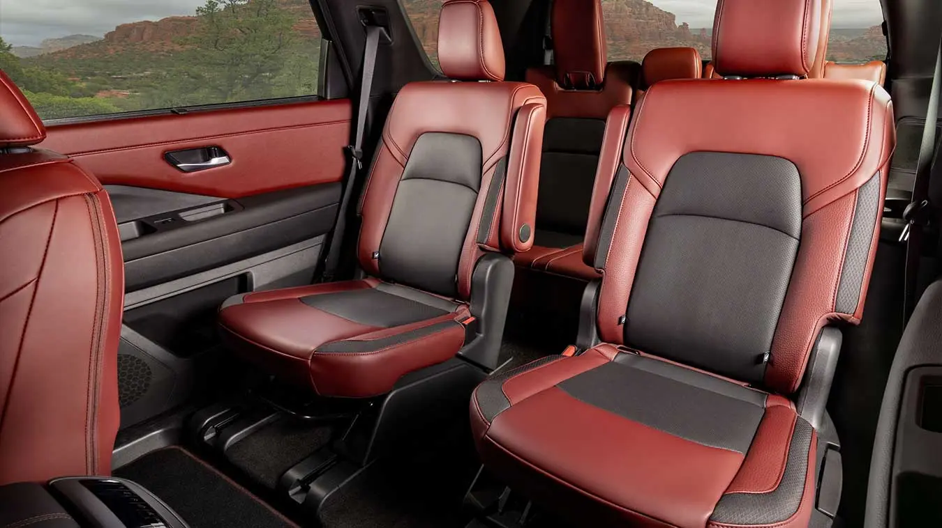 صندلی‌های چرمی قرمز و مشکی کابین خودروی نیسان پت‌فایندر (Nissan Pathfinder)