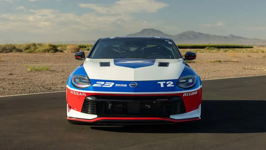 خودرو مسابقه‌ای نیسان Z (Nissan Z) با رنگ‌آمیزی سفید، آبی و قرمز روی پیست