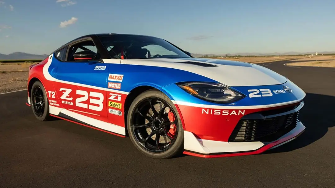 خودرو مسابقه‌ای نیسان Z (Nissan Z) با رنگ‌آمیزی آبی، سفید و قرمز