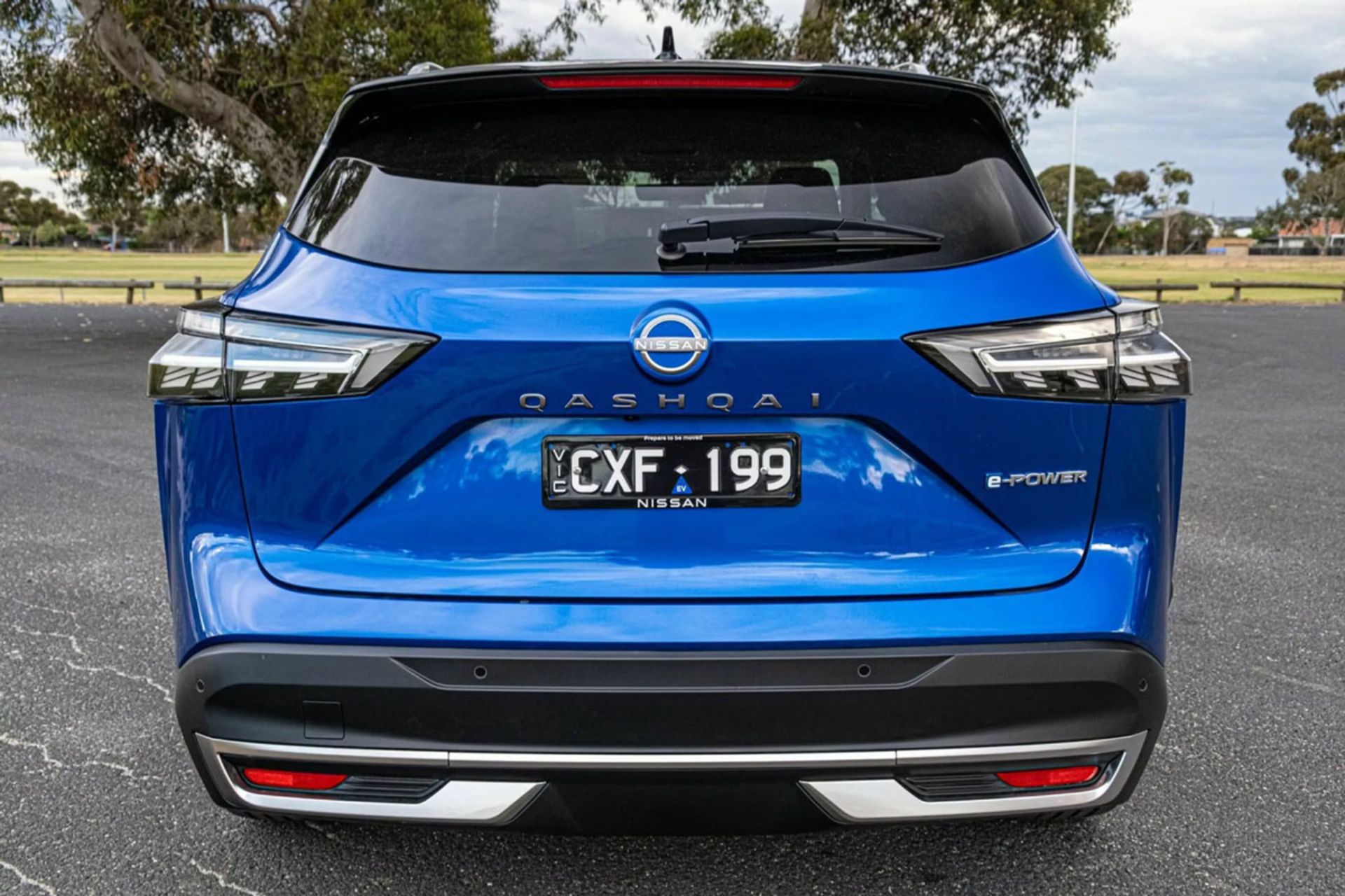 نمای پشت نیسان قشقایی هیبریدی