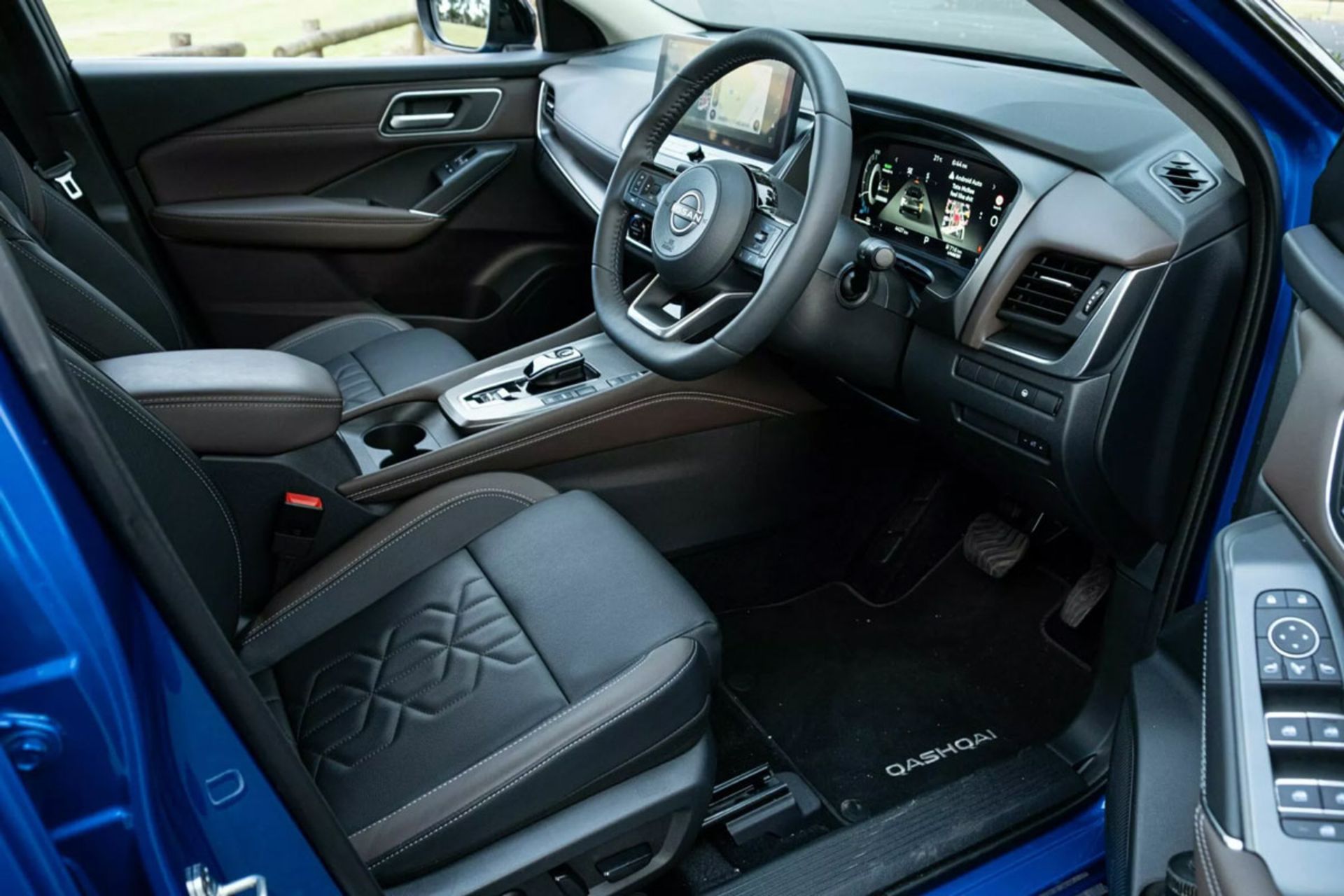 داخل کابین نیسان قشقایی هیبریدی