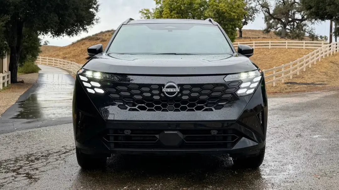 نمای جلوی خودروی نیسان روگ (Nissan Rogue) مدل ۲۰۲۷ با طراحی مدرن