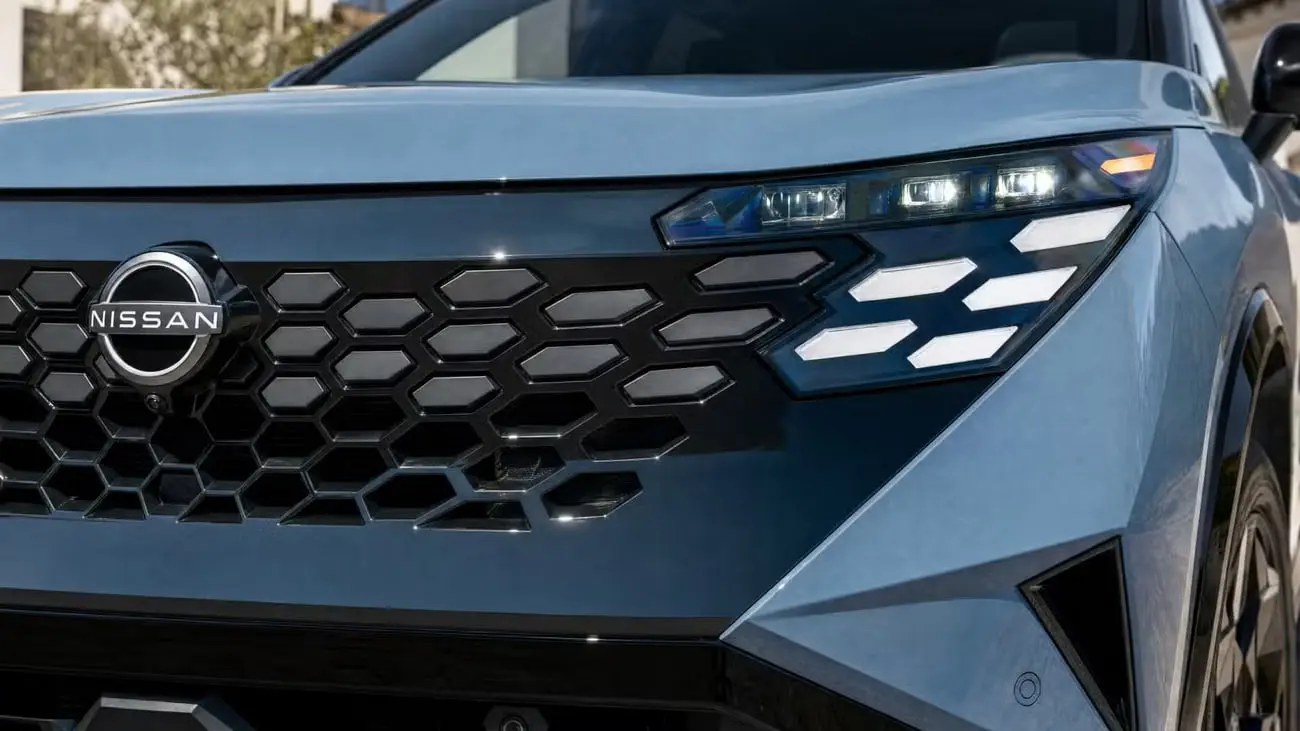 جلوی خودرو نیسان روگ (Nissan Rogue) e-POWER با طراحی شبکه جلو و چراغ‌های LED