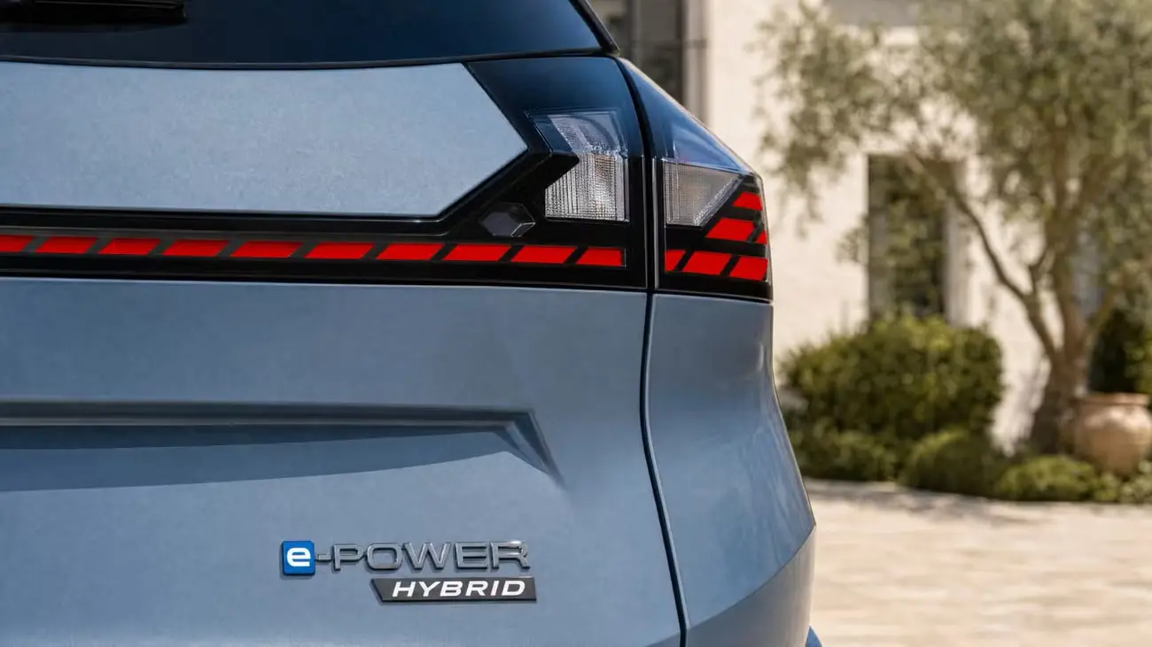 چراغ و نشان e-POWER HYBRID در قسمت عقب خودروی نیسان روگ (Nissan Rogue)