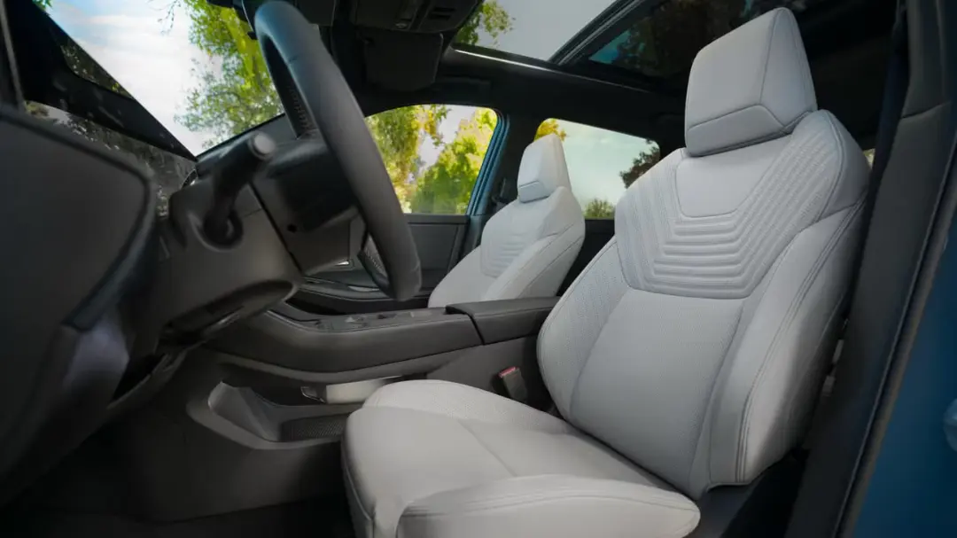صندلی‌ها و داشبورد داخلی خودروی نیسان روگ (Nissan Rogue) مدل ۲۰۲۷