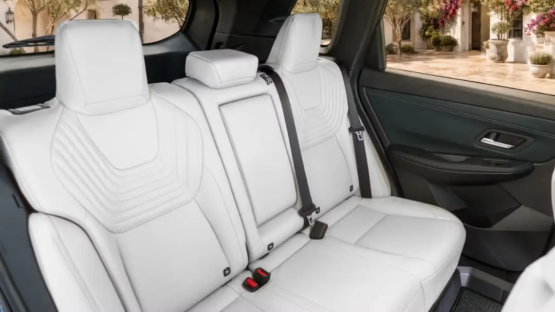 صندلی‌های عقب سفید رنگ خودروی نیسان روگ (Nissan Rogue) e-POWER