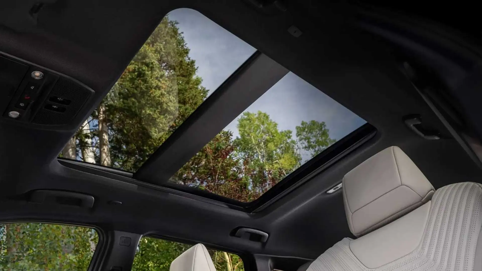 سقف پانورامیک (Panoramic Sunroof) خودروی نیسان ایکس‌تریل با نمای درختان و آسمان
