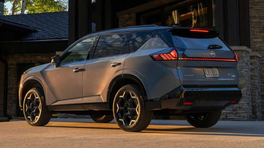 خودرو نیسان ایکس‌تریل (Nissan X-Trail) با طراحی بدنه خاکستری در مقابل یک ساختمان