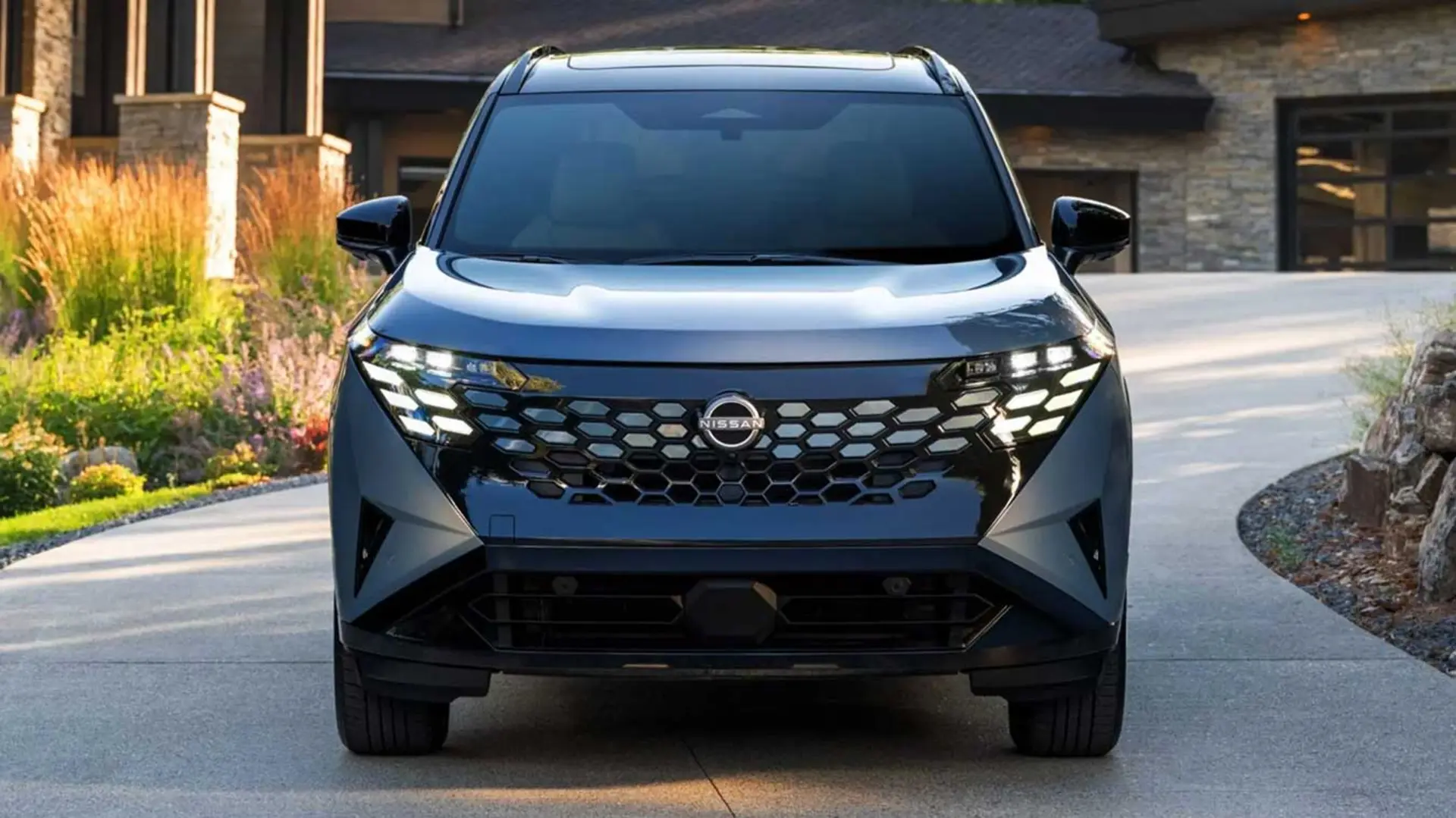 نمای جلوی خودروی نیسان ایکس‌تریل (Nissan X-Trail) با طراحی مدرن جلوپنجره