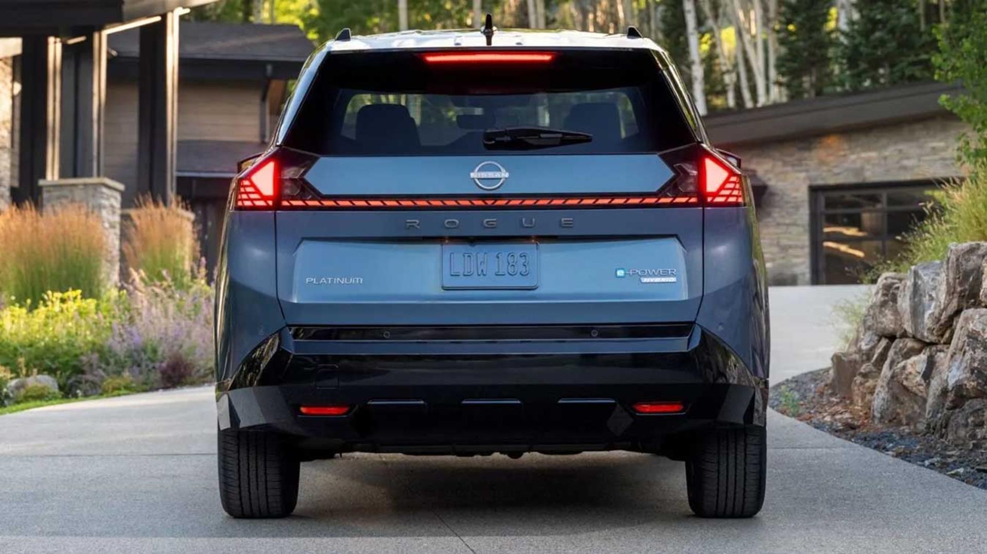 نمای عقب خودروی نیسان ایکس‌تریل (Nissan Rogue) مدل پلاتینیوم با چراغ‌های LED