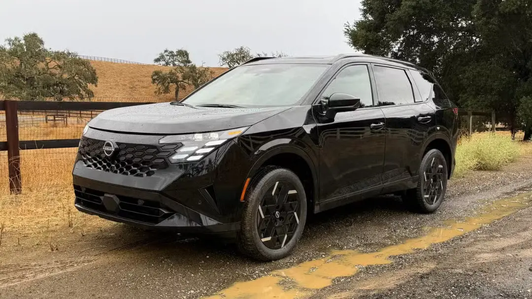 خودرو نیسان روگ (Nissan Rogue) e-POWER مدل ۲۰۲۷ در فضای باز