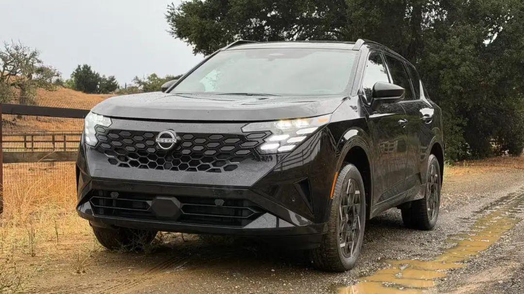خودرو نیسان روگ (Nissan Rogue) مدل ۲۰۲۷ با رنگ مشکی در جاده‌ای خاکی