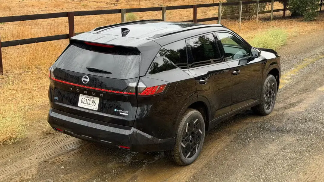 نمای عقب و جانبی خودروی نیسان روگ (Nissan Rogue) مدل ۲۰۲۷ مدل SR