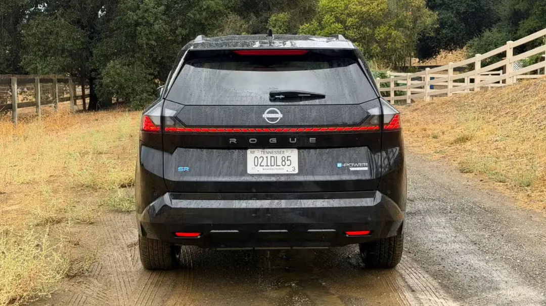 نمای عقب خودروی نیسان روگ (Nissan Rogue) مدل ۲۰۲۷ در جاده