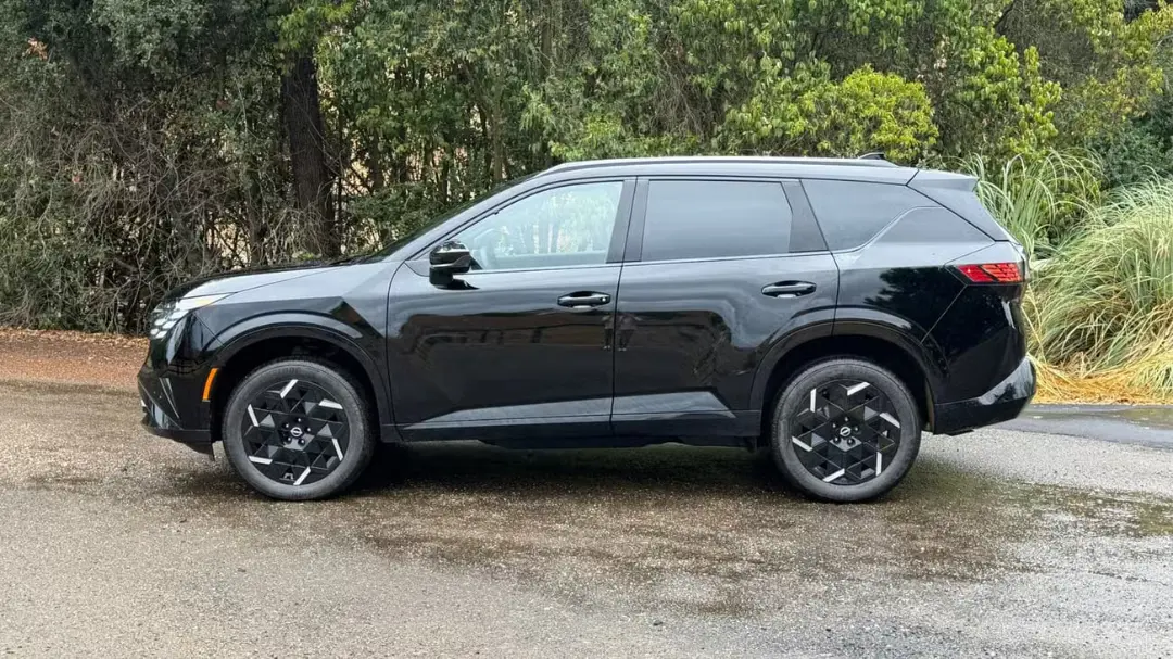 خودرو نیسان روگ (Nissan Rogue) مدل ۲۰۲۷ با رنگ مشکی در نمای جانبی