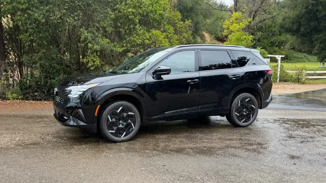 خودرو نیسان روگ (Nissan Rogue) مدل ۲۰۲۷ با رنگ مشکی در فضای باز