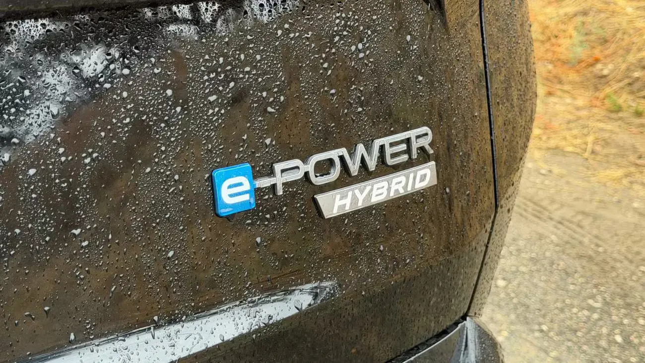 نشان e-POWER HYBRID روی بدنه خیس خودروی نیسان روگ (Nissan Rogue)