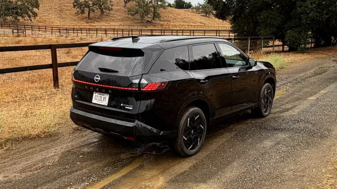 خودروی نیسان روگ (Nissan Rogue) مدل ۲۰۲۷ با سیستم e-POWER در جاده خاکی