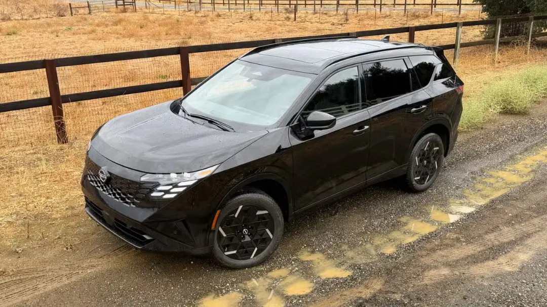 خودرو نیسان روگ (Nissan Rogue) SR e-POWER مدل ۲۰۲۷ در فضای باز