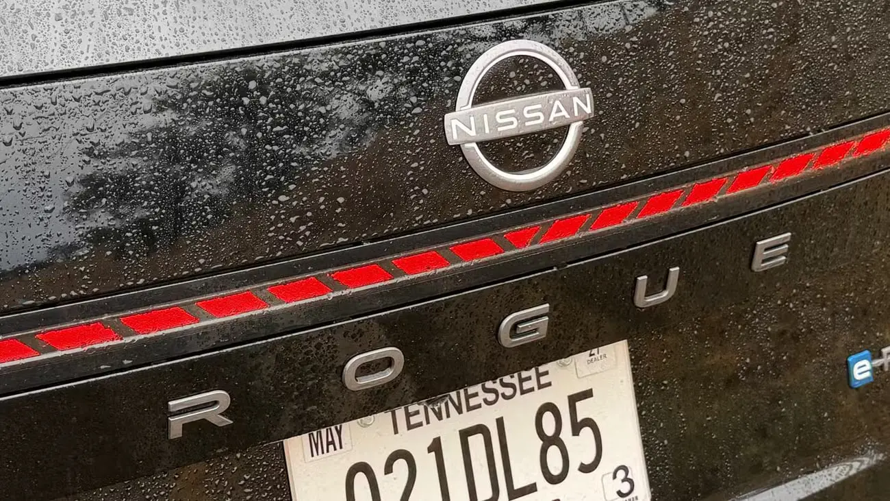 لوگوی نیسان (Nissan) و نشان مدل روگ (Rogue) روی بدنه خودروی سیاه