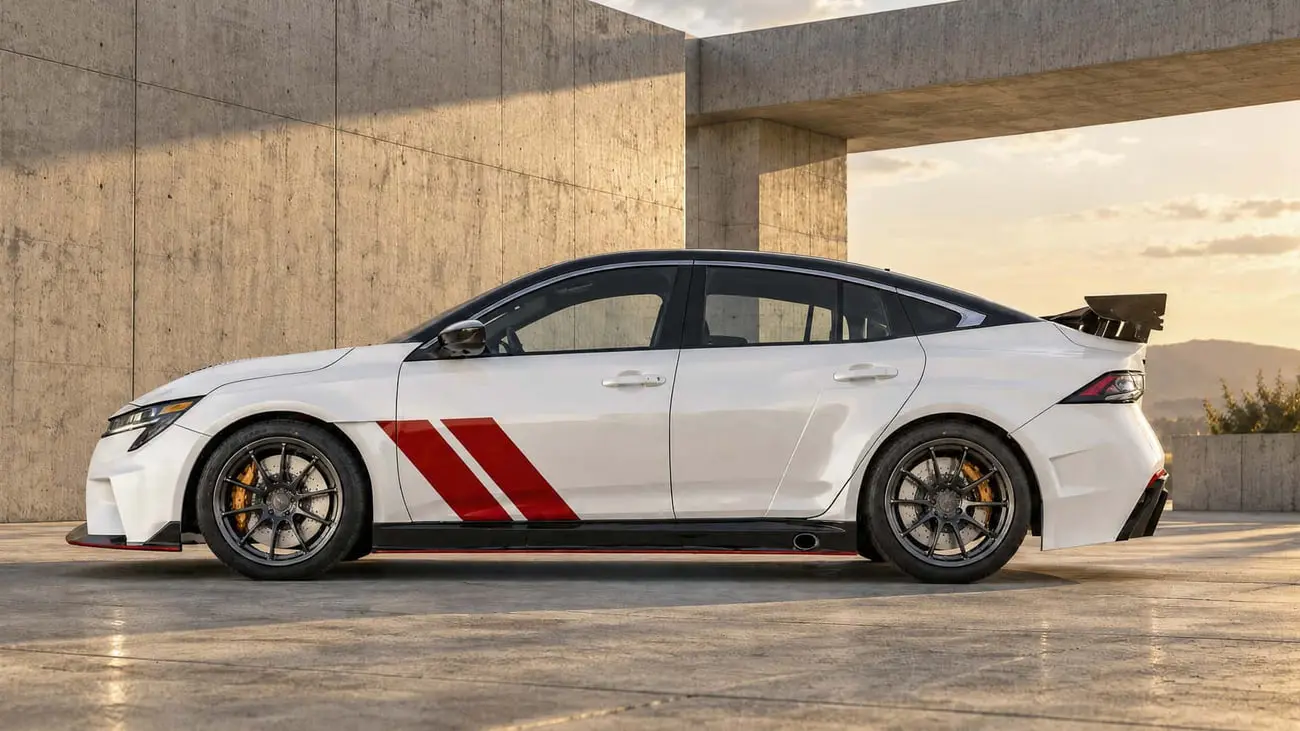 خودرو نیسان سنترا (Nissan Sentra) Spec-V با رنگ سفید و خطوط قرمز