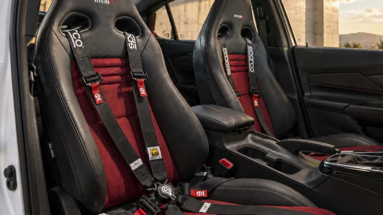 صندلی‌های اسپرت ریکارو (Recaro) با هارنس چهار‌نقطه‌ای در کابین نیسان سنترا Spec-V