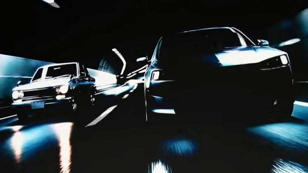 خودرو نیسان اسکای‌لاین (Nissan Skyline) در حال حرکت در تونل تاریک