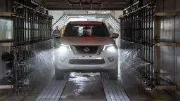 خودروی نیسان ترا (Nissan Terra) در حال شستشو در کارخانه تولید مانیان خودرو