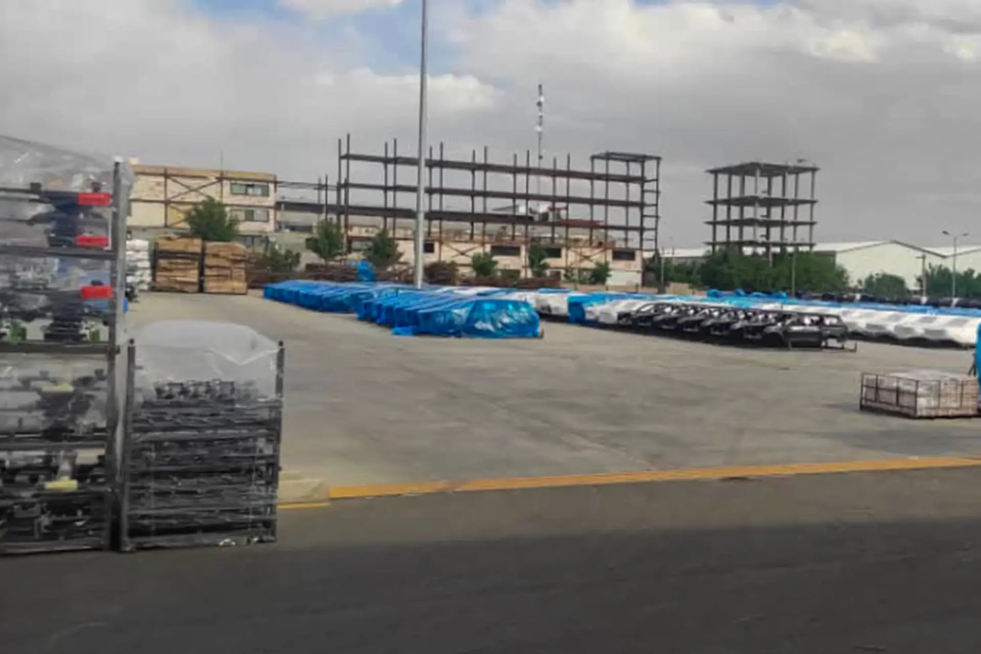 قطعات خودرو نیسان ترا (Nissan Terra) در محوطه کارخانه مانیان خودرو