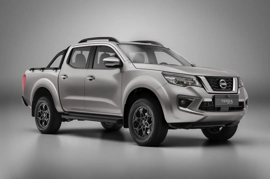 پیکاپ نیسان ترا (Nissan Terra) نقره‌ای رنگ در استودیو