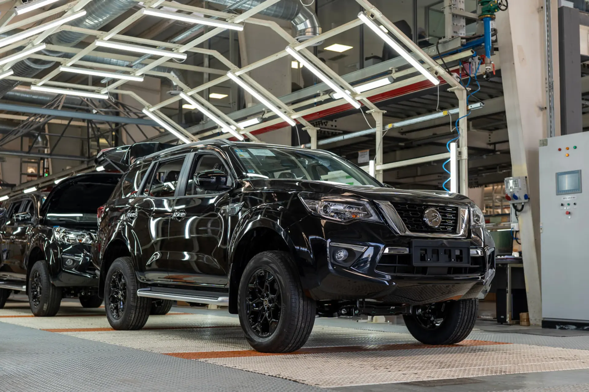 خودرو نیسان ترا (Nissan Terra) سیاه رنگ در خط مونتاژ کارخانه