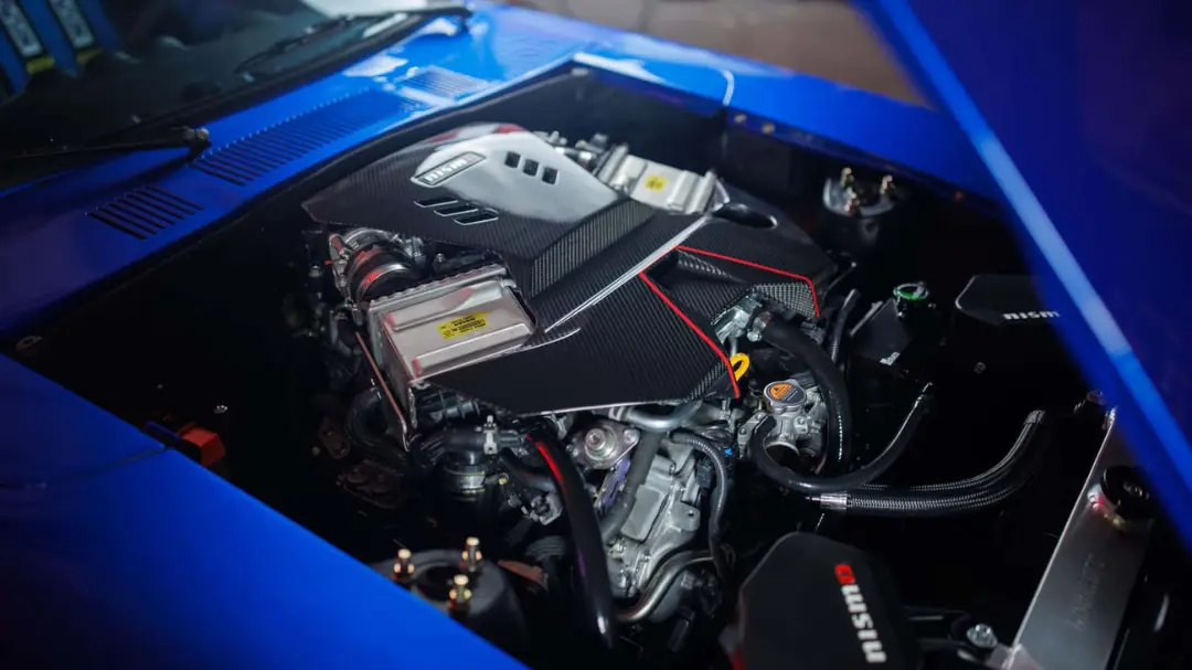 موتور توئین‌توربو نیسان (Nissan) در کاپوت خودروی داتسون 240Z کلاسیک