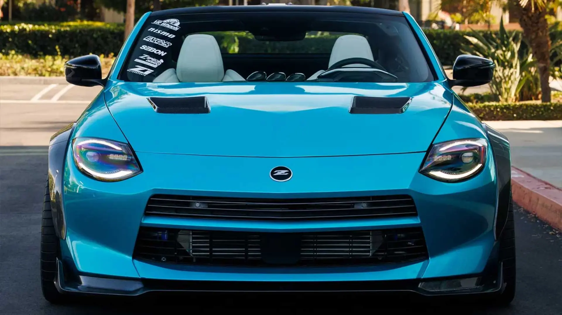 خودرو نیسان Z (Nissan Z) با رنگ آبی متالیک و بدنه تیونینگ شده