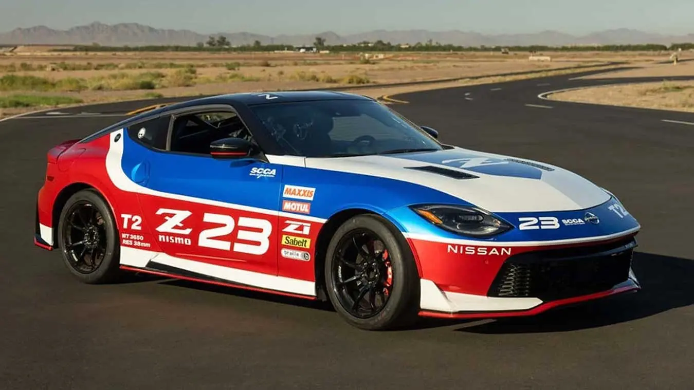 خودرو مسابقه‌ای نیسان Z (Nissan Z) با رنگ‌آمیزی آبی، سفید و قرمز در پیست