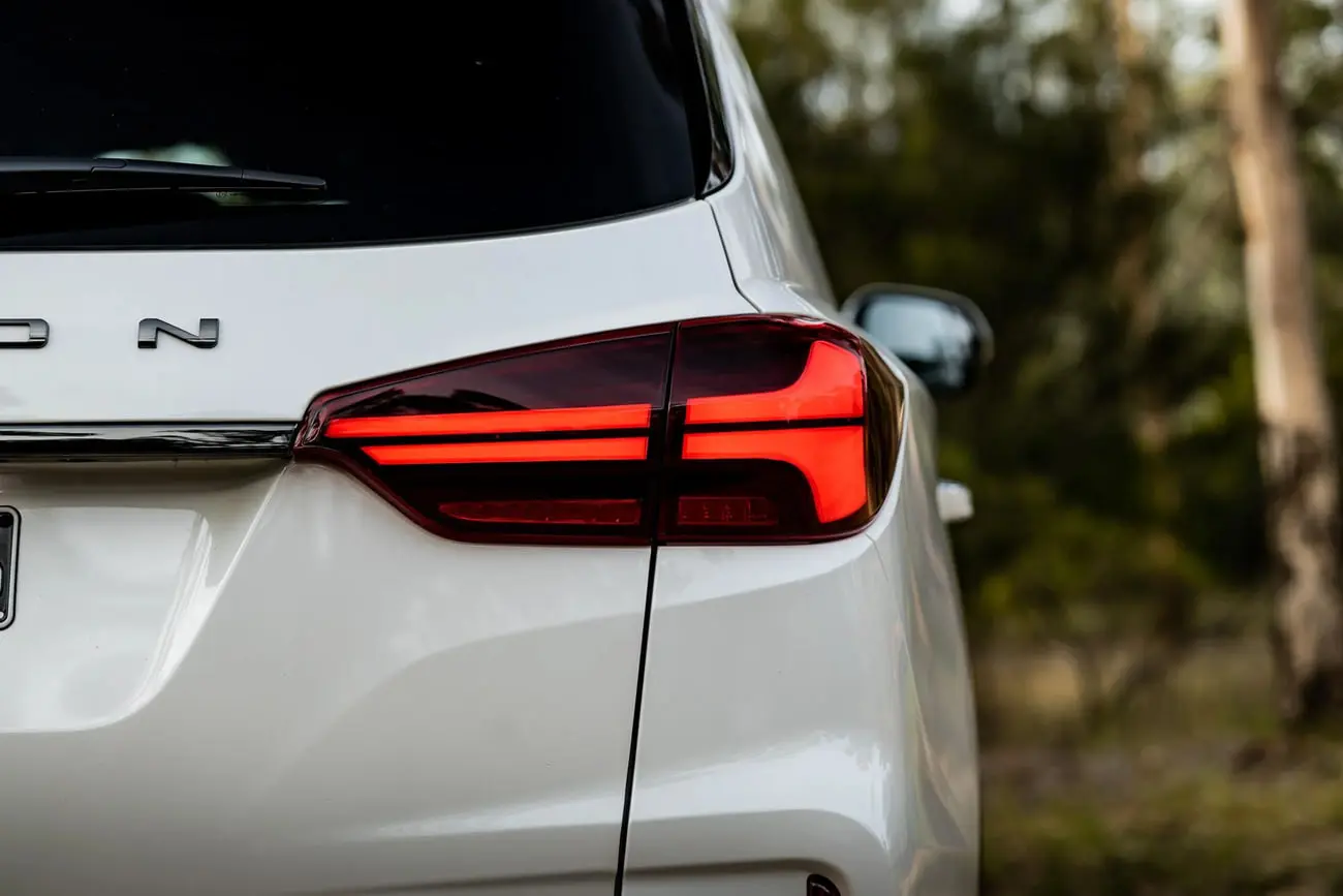 چراغ عقب قرمز رنگ خودروی نیسان (Nissan) رکستون ۲۰۲۶