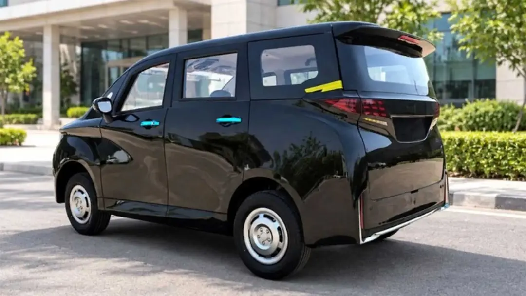 مینی‌ون مشکی با طراحی مشابه خودروهای تویوتا (Toyota) در فضای باز