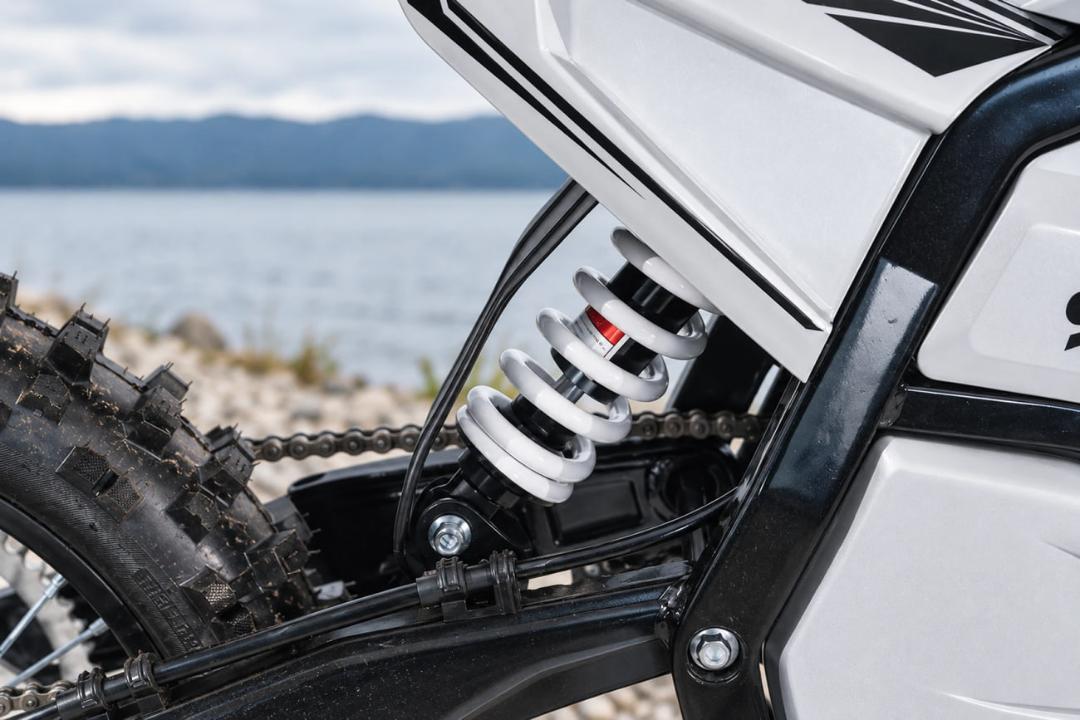 کمک‌فنر عقب نیتروژن (Nitrogen rear shock) در بخش عقب موتورسیکلت آفرود