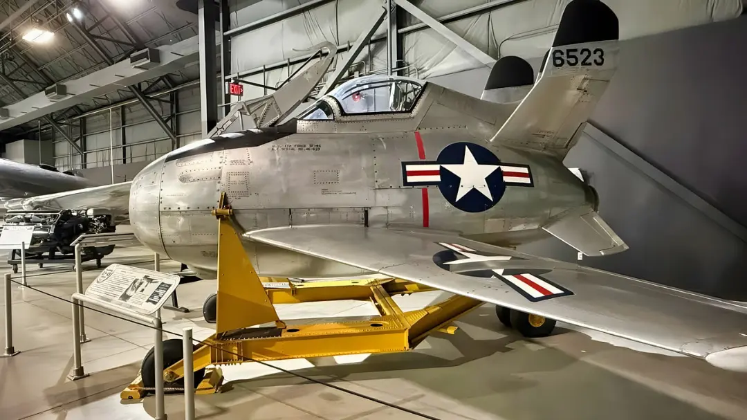 جنگنده قدیمی (North American F-86 Sabre) مستقر در سالن نمایش موزه