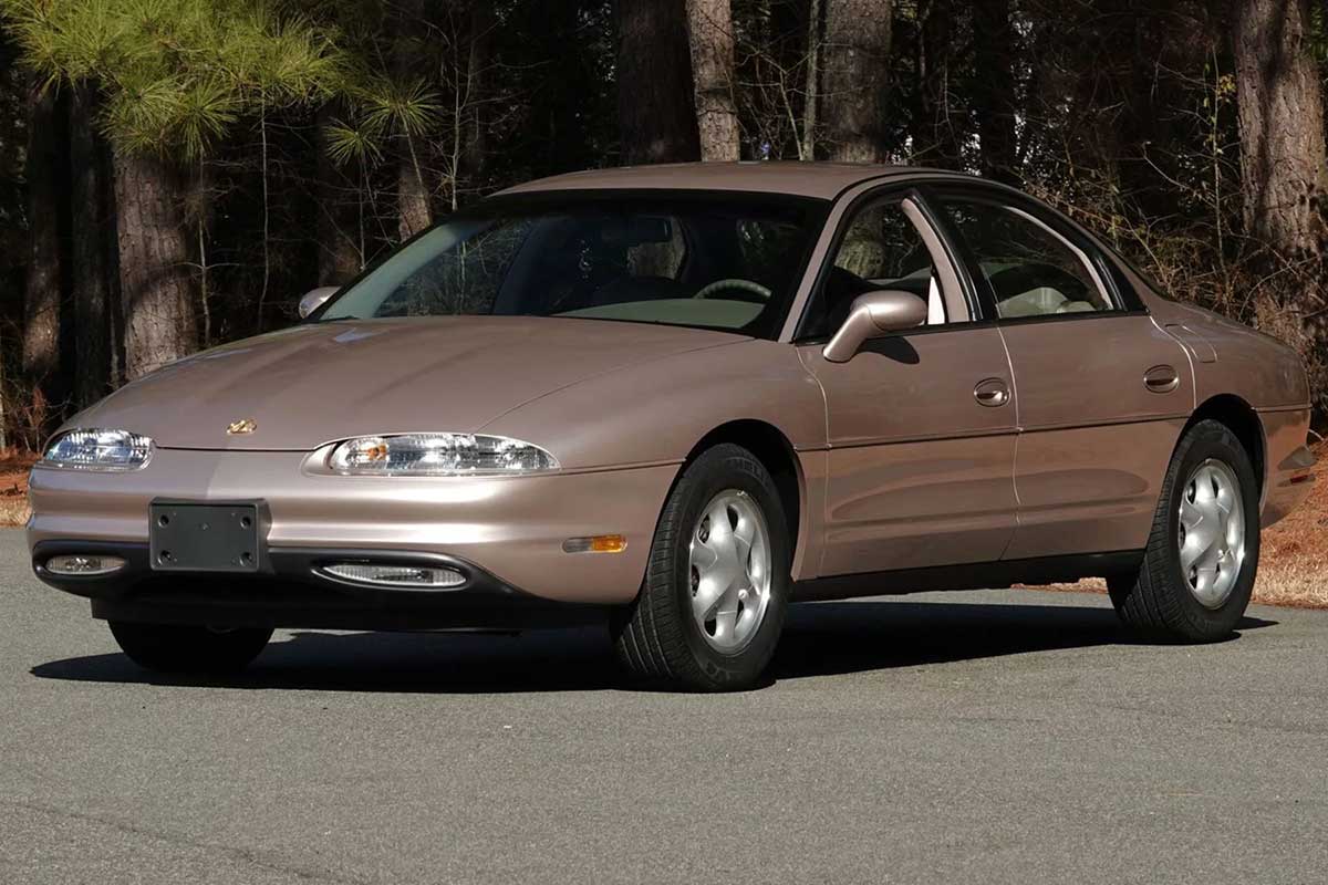 الدزمبیل آرورا ۱۹۹۵، سدان لوکسی برای رقابت با لکسوس که شکست خورد