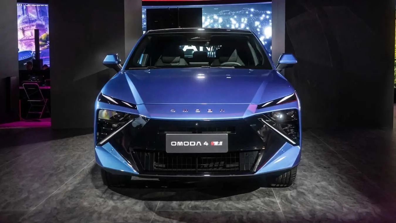 خودرو آبی رنگ اومودا ۴ (Omoda 4) در نمایشگاه خودرو